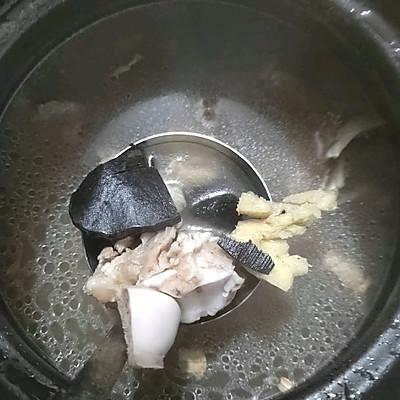 灵芝搭配什么煲汤最好，灵芝和什么一起煲汤最好（大骨煲灵芝就这么做）