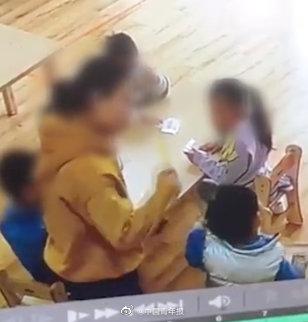 幼儿园的幼师虐童构成什么罪，幼儿园的幼师虐童构成什么罪行（上海一幼儿园教师殴打幼儿被行拘10天罚款500元引争议）