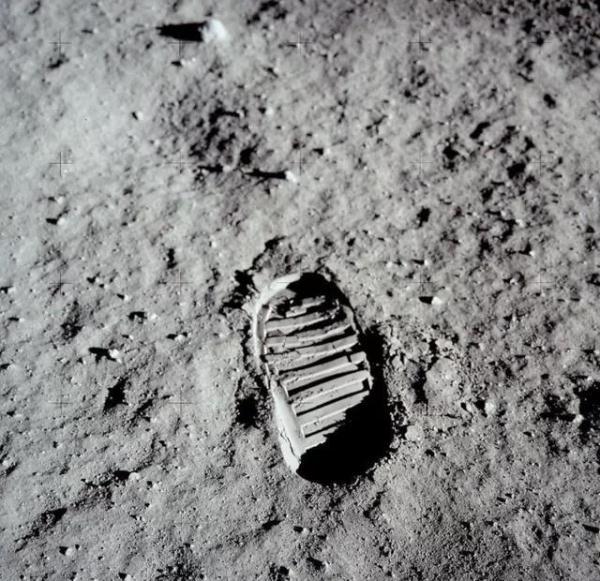 满月一般是多少天，满月一般是多少天办（红的、白的、黄的、蓝的……谁决定月亮的颜色）