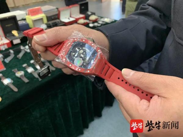 一折瑞士名表货到付款，瑞士名表 1折（江苏破获特大假冒名表案）