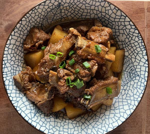 怎样做好吃的红烧土豆排骨，怎样做好吃的红烧土豆排骨窍门（让你停不下筷子的红烧排骨炖土豆）