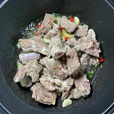 怎样做好吃的红烧土豆排骨，怎样做好吃的红烧土豆排骨窍门（让你停不下筷子的红烧排骨炖土豆）