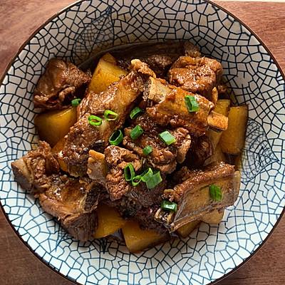 怎样做好吃的红烧土豆排骨，怎样做好吃的红烧土豆排骨窍门（让你停不下筷子的红烧排骨炖土豆）