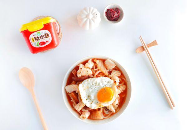 鱿鱼炒乌冬做法大全，鱿鱼炒乌冬面的做法（嗨吃部队锅#酸辣鲜香—韩式海鲜乌冬）