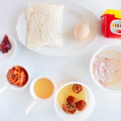 鱿鱼炒乌冬做法大全，鱿鱼炒乌冬面的做法（嗨吃部队锅#酸辣鲜香—韩式海鲜乌冬）