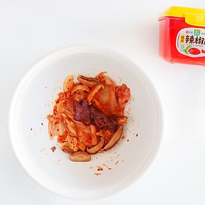 鱿鱼炒乌冬做法大全，鱿鱼炒乌冬面的做法（嗨吃部队锅#酸辣鲜香—韩式海鲜乌冬）