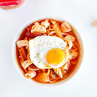 鱿鱼炒乌冬做法大全，鱿鱼炒乌冬面的做法（嗨吃部队锅#酸辣鲜香—韩式海鲜乌冬）