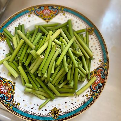蒜苔炒什么好吃，炒蒜苔的十种做法（这道豆瓣五花肉炒蒜苔发到朋友圈）