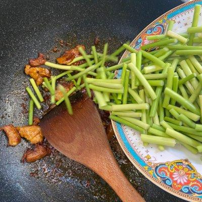 蒜苔炒什么好吃，炒蒜苔的十种做法（这道豆瓣五花肉炒蒜苔发到朋友圈）