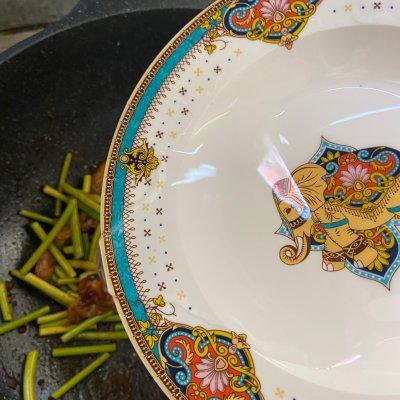 蒜苔炒什么好吃，炒蒜苔的十种做法（这道豆瓣五花肉炒蒜苔发到朋友圈）