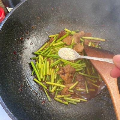 蒜苔炒什么好吃，炒蒜苔的十种做法（这道豆瓣五花肉炒蒜苔发到朋友圈）