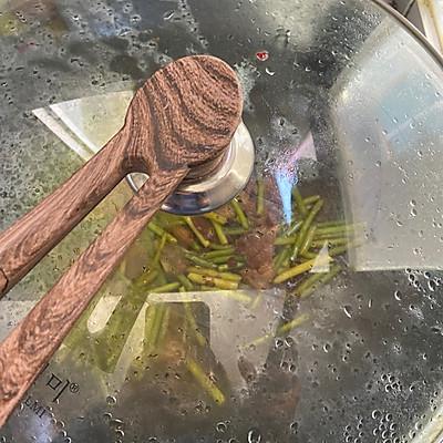 蒜苔炒什么好吃，炒蒜苔的十种做法（这道豆瓣五花肉炒蒜苔发到朋友圈）