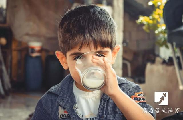 香蕉不能和什么一起吃，香蕉不能和什么一起吃/同吃 食物相克大全（不能和牛奶一起吃的5种东西）