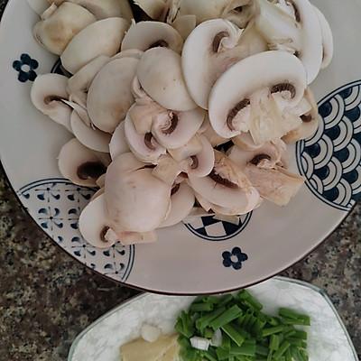 炒小白蘑菇怎么炒好吃，炒小白蘑菇怎么炒好吃视频（我奶奶教我的清炒白蘑菇的技巧）