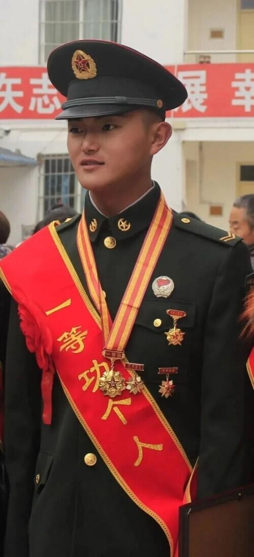 个人一等功，一等功有什么待遇（这个大学生“兵王”又有好消息）