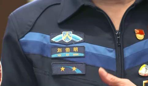 女人梦见掉了两颗牙什么预兆，女人梦见牙齿掉了两颗是什么征兆（三位航天员胸前都加了一颗星）