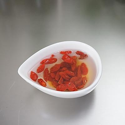 西洋参枸杞子泡水喝的功效与禁忌，西洋参能提高男人性功能吗（西洋参玫瑰花养生茶）