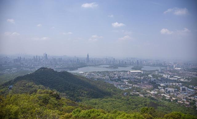 钟山在哪里，他用笔描绘出怎样的“诗意江苏”（钟山在哪里属于哪个省）
