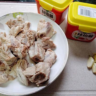 煎排骨怎么做，煎排骨怎么做好吃（嗨吃部队锅#酱香排骨）