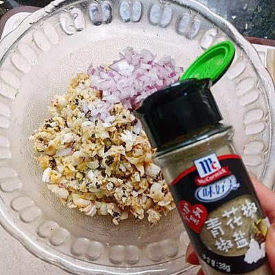 文蛤怎么做好吃，辣炒文蛤怎么做好吃（嗨吃部队锅#吕四特产文蛤饼）