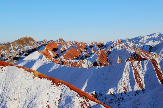 张掖在哪个省，张掖 哪个省（甘肃张掖：雪落七彩丹霞分外艳）