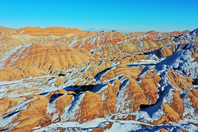 张掖在哪个省，张掖 哪个省（甘肃张掖：雪落七彩丹霞分外艳）