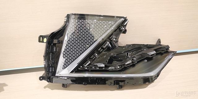 led跑马灯是什么意思，汽车跑马灯什么意思（大灯里养电子狗）