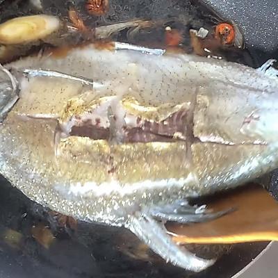红烧鲳鳊鱼如何做，鲳鳊鱼红烧鱼的做法（好吃的爆炸的红烧鳊鱼）