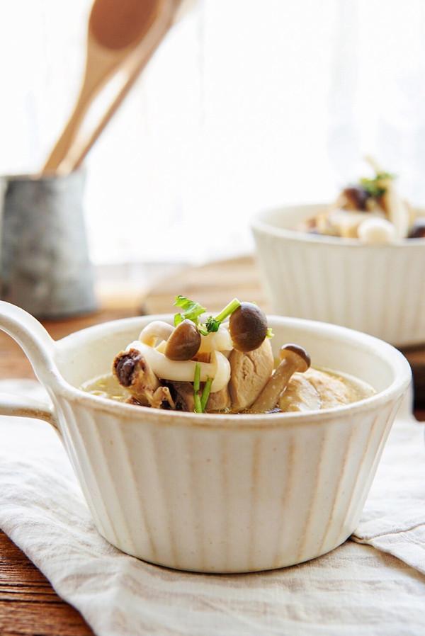 小白菇怎么做好吃，小白菇怎么做好吃视频（小白一看就会的宴客菜一步做出冬季菌菇鸡靓汤）