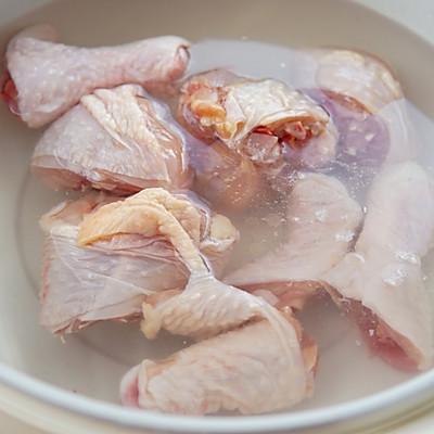 小白菇怎么做好吃，小白菇怎么做好吃视频（小白一看就会的宴客菜一步做出冬季菌菇鸡靓汤）