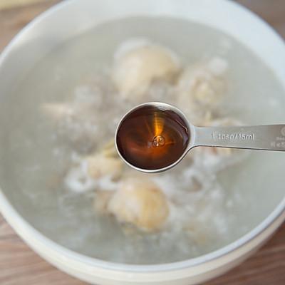 小白菇怎么做好吃，小白菇怎么做好吃视频（小白一看就会的宴客菜一步做出冬季菌菇鸡靓汤）