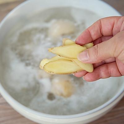 小白菇怎么做好吃，小白菇怎么做好吃视频（小白一看就会的宴客菜一步做出冬季菌菇鸡靓汤）