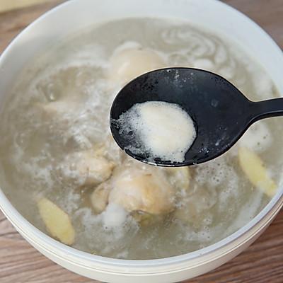 小白菇怎么做好吃，小白菇怎么做好吃视频（小白一看就会的宴客菜一步做出冬季菌菇鸡靓汤）