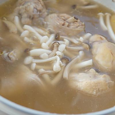 小白菇怎么做好吃，小白菇怎么做好吃视频（小白一看就会的宴客菜一步做出冬季菌菇鸡靓汤）