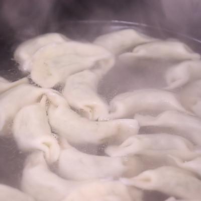 三鲜馅饺子怎么调馅，三鲜馅饺子的家常做法（鲜掉眉毛的三鲜馅儿饺子）