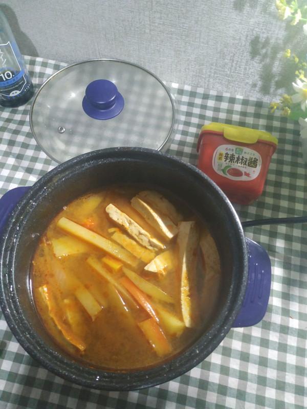 土豆怎么煮好吃又简单，水煮土豆的做法（嗨吃部队锅#韩式辣酱洋葱土豆豆腐汤）