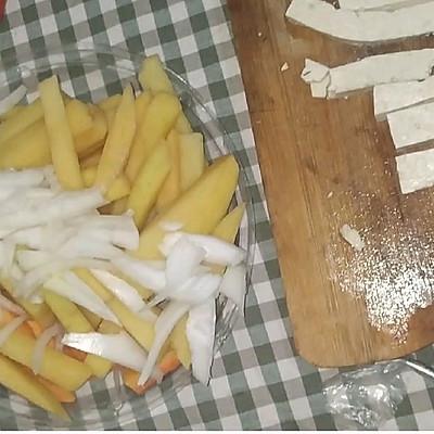 土豆怎么煮好吃又简单，水煮土豆的做法（嗨吃部队锅#韩式辣酱洋葱土豆豆腐汤）