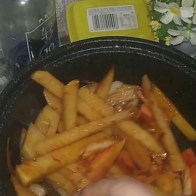 土豆怎么煮好吃又简单，水煮土豆的做法（嗨吃部队锅#韩式辣酱洋葱土豆豆腐汤）