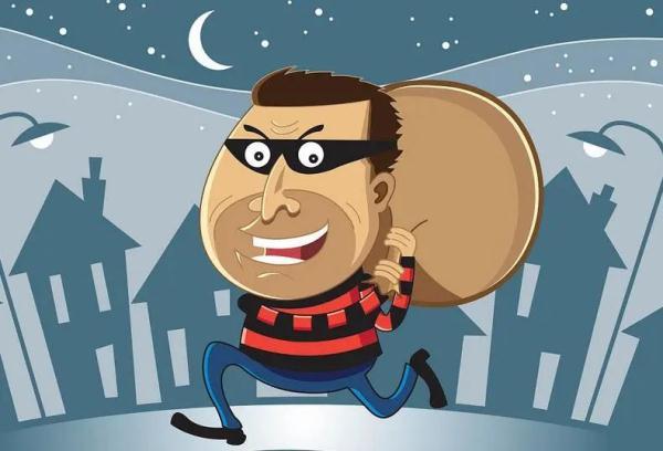 女服务员发现抽屉里的枪完整版，女服务员（小伙频繁换工作竟是为了盗窃）