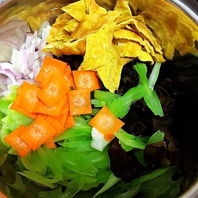洋葱黄瓜炒鸡蛋，黄瓜圆葱炒鸡蛋的家常做法（你一定喜欢的#一学就会快手菜#杂蔬炒蛋）