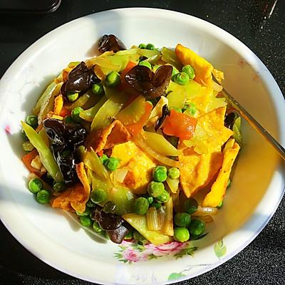 洋葱黄瓜炒鸡蛋，黄瓜圆葱炒鸡蛋的家常做法（你一定喜欢的#一学就会快手菜#杂蔬炒蛋）