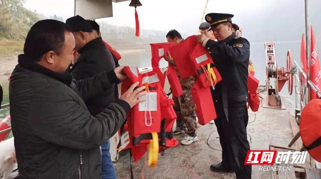 救生衣的正确穿戴方法，救生衣的正确穿戴方法图片（正确穿戴救生衣）