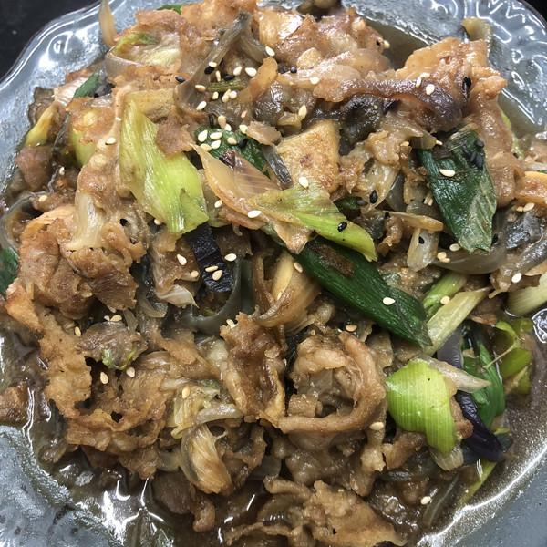 羊肉炒葱头的做法，葱头炒羊肉的做法最正宗的做法（#一学就会快手菜#冬天必吃的葱爆羊肉）