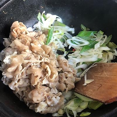 羊肉炒葱头的做法，葱头炒羊肉的做法最正宗的做法（#一学就会快手菜#冬天必吃的葱爆羊肉）