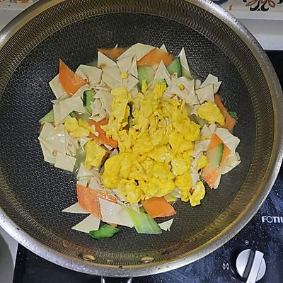 干豆腐炒黄瓜的家常做法，干豆腐炒黄瓜的家常做法视频（鸡蛋炒干豆腐这样做好吃一百倍）