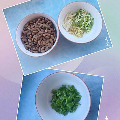 豆米怎么炒好吃，四季豆米怎么炒好吃（小白一看就会的宴客菜炒臭干酱豆子）