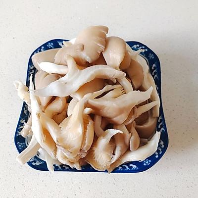 怎么炒平菇，白蘑菇做法大全（#一学就会快手菜#芹菜炒平菇）