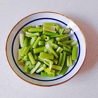 怎么炒平菇，白蘑菇做法大全（#一学就会快手菜#芹菜炒平菇）