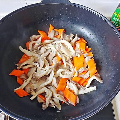 怎么炒平菇，白蘑菇做法大全（#一学就会快手菜#芹菜炒平菇）