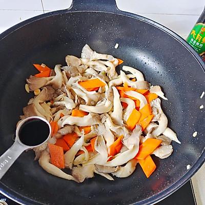 怎么炒平菇，白蘑菇做法大全（#一学就会快手菜#芹菜炒平菇）